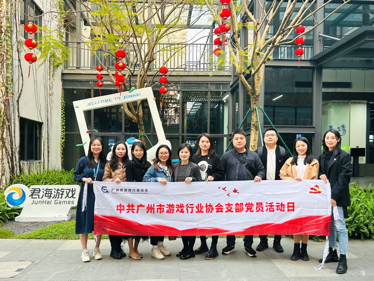 协会党旗合影.jpg